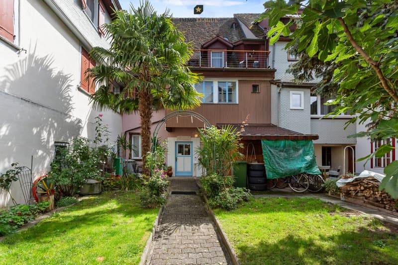 Der lauschige Innenhof/ Garten - ein geschützter Platz im Freien, der zum Verweilen und Geniessen einlädt.
