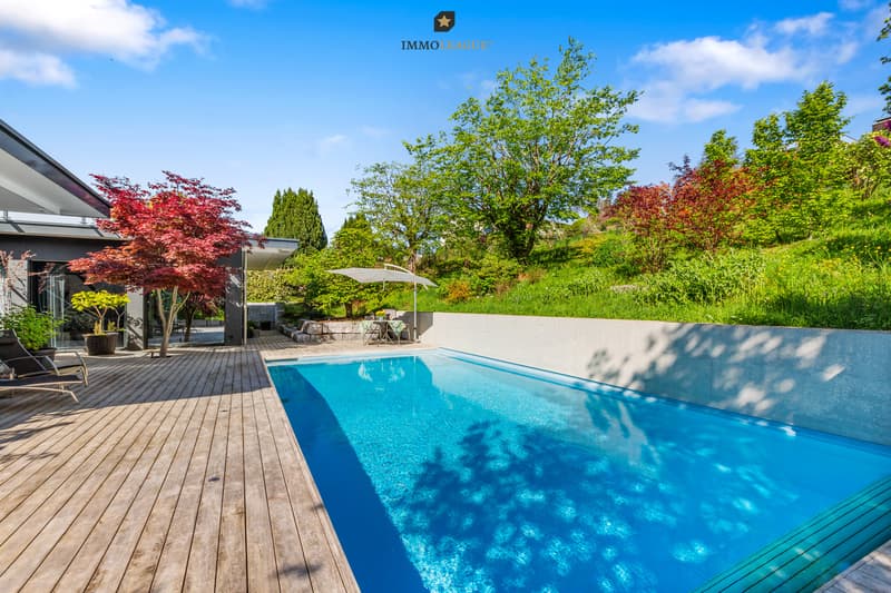 Ein Ort zum Eintauchen. Der Pool liegt ruhig eingebettet in die Natur, klar gefasst und offen zur Sonne.
