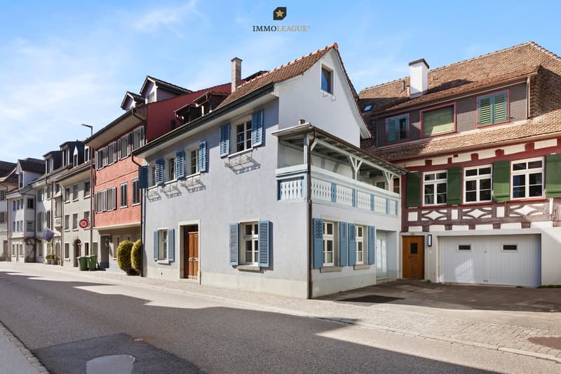 Im Herzen von Steckborn gelegen. / a street lined with colorful buildings in the town