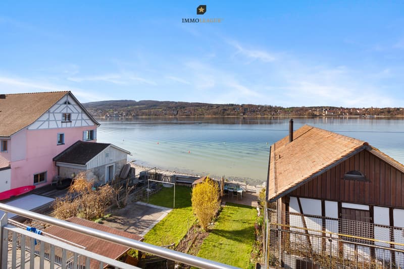 Der See zum greifen Nahe.  / a view of the water from the deck of a home