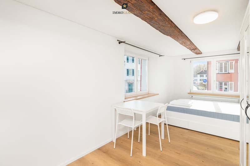 Sieben möblierte Zimmer zur Vermietung.