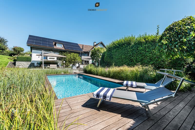 Beheizter Aussenpool mit Gegenstrom-anlage, SOL-UV System und Wärmepumpe sowie solarbetriebener Aussendusche - Badevergnügen mit nachhaltiger Technik.