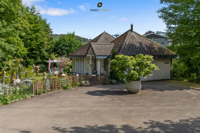 Grosszügiges Grundstück, sonnige Terrasse und viel privacy, hier stimmt alles.