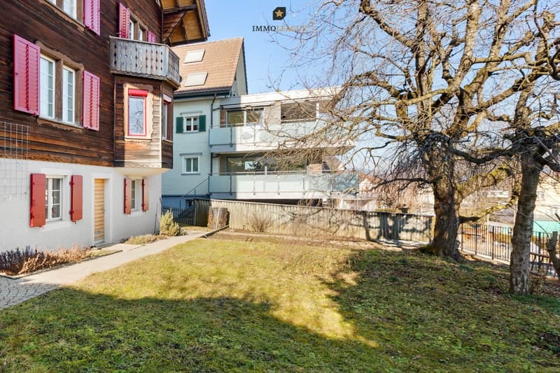 Gepflegter Garten mit Platz zum Entspannen und Geniess