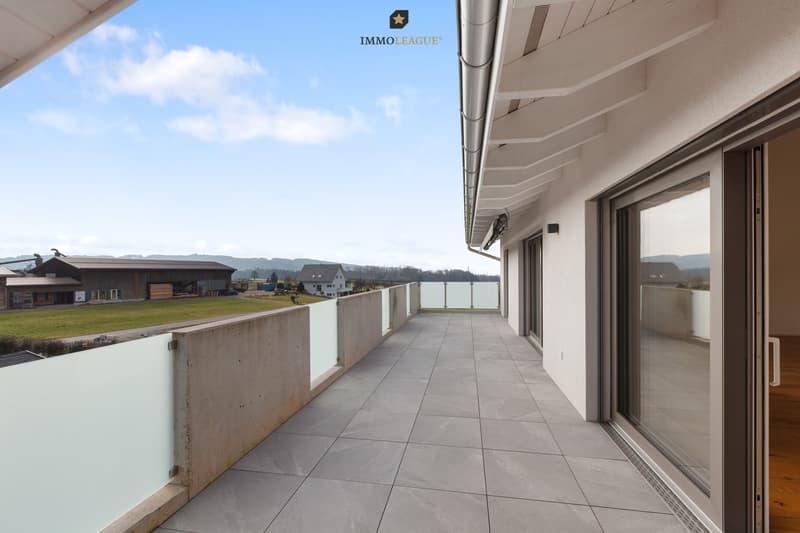 Die grosszügige Terrasse mit elektrischer Sonnenstore und praktischem Reduit lädt zum Verweilen ein und eröffnet einen herrlichen Blick ins Grüne.