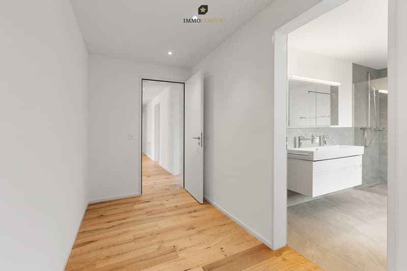 Das grosse Schlafzimmer bietet die Option einer Ankleide und verfügt über einen direkten Zugang zu einem der beiden Tageslichtbäder.