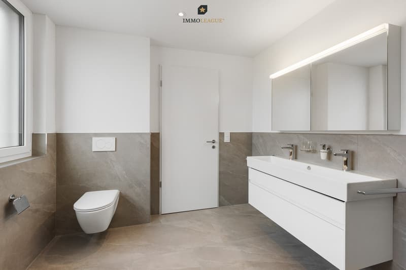 Zwei moderne Bäder mit Tageslicht bieten viel Raum und sorgen für hohen Komfort im Alltag der zukünftigen Bewohner.