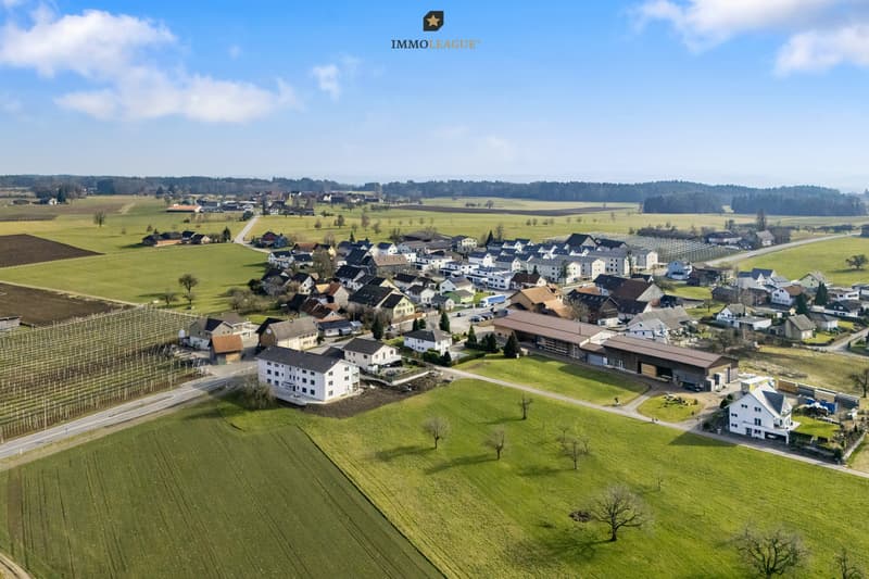Mehrfamilienhaus eingebettet in die weite, grüne Landschaft am Bodensee.