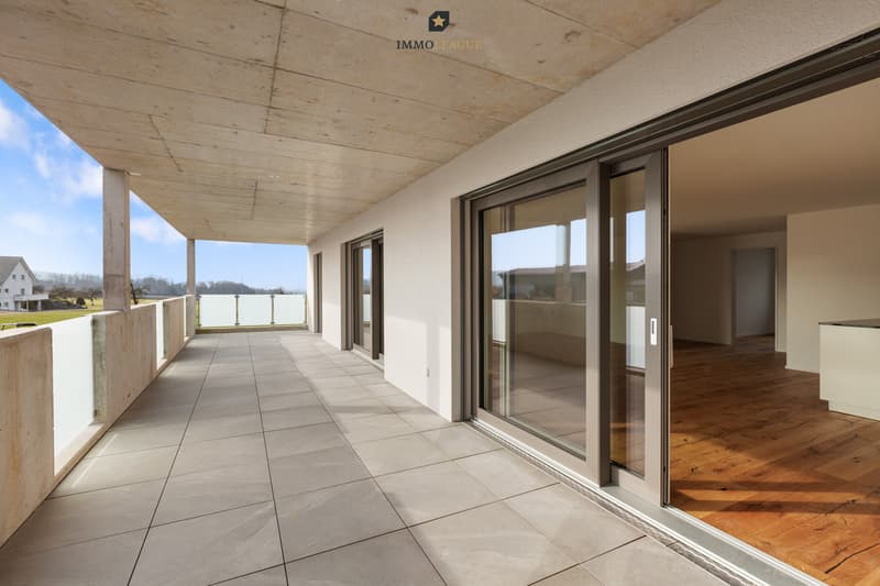 Auch im Obergeschoss prägen grosszügige Grundrisse und weitläufige Terrassen mit Reduit das Wohnkonzept.
