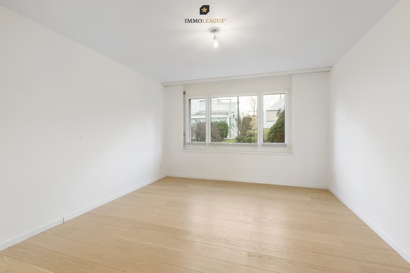 Viel Freiraum im hellen Schlafzimmer im ruhigen Ostbereich.