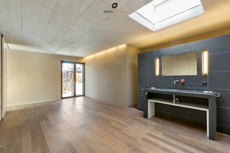 Ein fliessendes Raumkonzept aus Schlafen, Ankleide und Bad. Die grosse Glastür des Master-Bedroom öffnet den Raum direkt zur Terrasse.