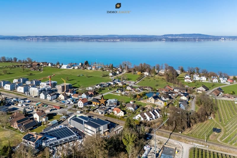 Beste Anbindung am See. Die Lage besticht durch exzellente Anbindung: Der Bahnhof sowie der See mit seinen Rad- und Wanderwegen sind in wenigen Gehminuten erreichbar.