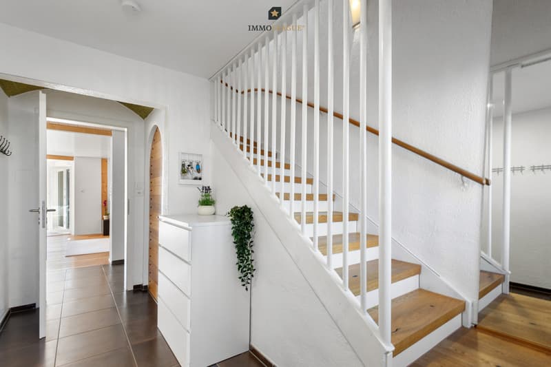 Schöner Eingangsbereich mit Garderobe.