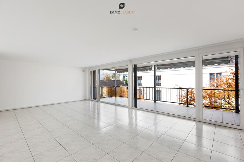 Wohnbereich mit Platz und Flair sowie direktem Zugang zum Balkon.