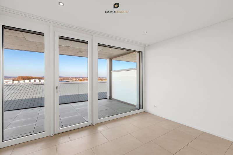 Geräumiges Schlafzimmer mit Zugang zur Terrasse.