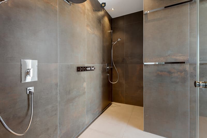 Die luxuriöse Ausstattung und das reduzierte Design unterstreichen den hohen Standard dieser Attikawohnung auch in den Bädern.