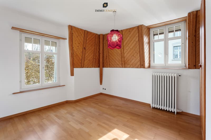 Die hellen Räume im Obergeschoss bieten viel Gemütlichkeit.  Stilvolle Holzelement verleihen jedem Zimmer eine eigene Note.