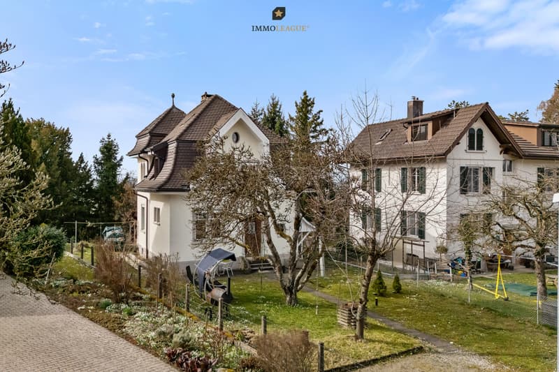 Historisches Flair macht das Haus zu einem echten Blickfang. Gestalten Sie im weitläufigen Garten Ihr ganz persönliches Paradies.