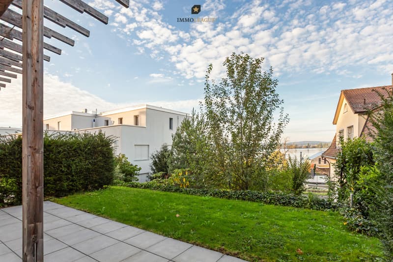 Der Gartensitzplatz lädt zum Verweilen ein: Hier geniessen Sie gute Gespräche in milder Abendluft und den entspannten Blick hinunter zum See.