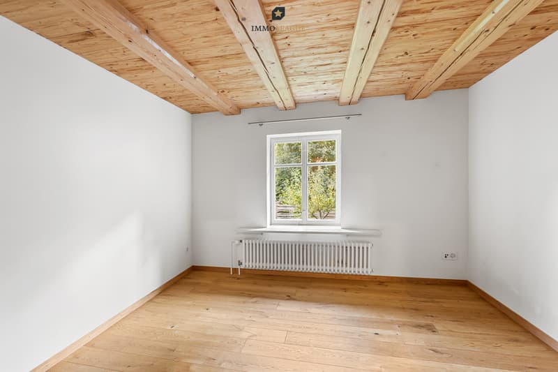 Die hellen, freundlichen Zimmer mit natürlichem Holz vermitteln Wärme und Geborgenheit. Ein Ort, an dem man sich vom ersten Moment an zuhause fühlt.