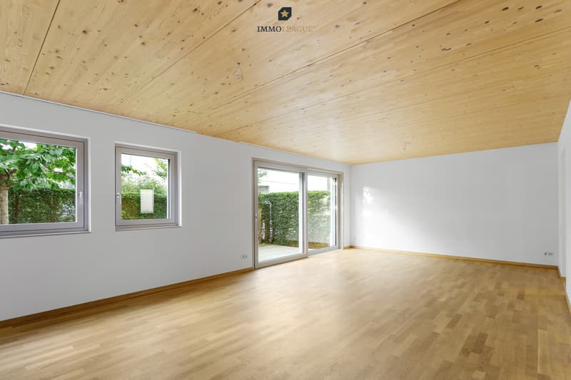 Stilvoll wohnen und sich wohlfühlen - der helle Wohnraum mit Zugang zum privaten, pflegeleichten Garten verbindet zeitlose Eleganz mit wohnlicher Wärme.