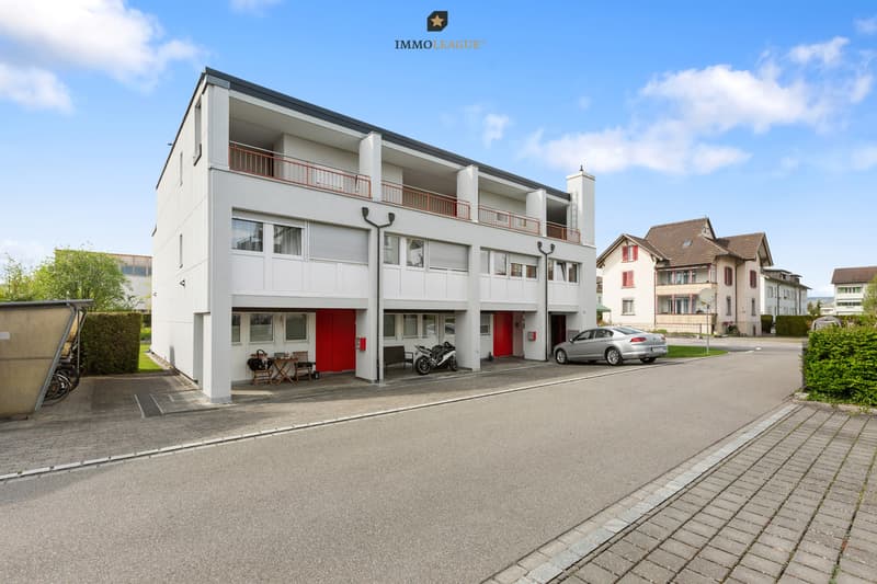 Bushaltestelle und Bahnhof in unmittelbarer Nähe.
