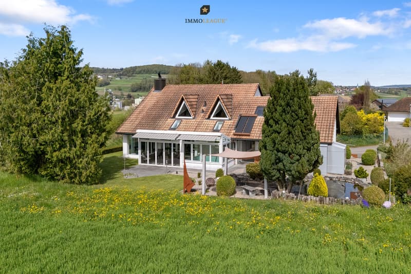 Liebevoll gestaltete Gartenidylle mit sonnigen Rückzugsorten für entspannte Stunden im Freien.