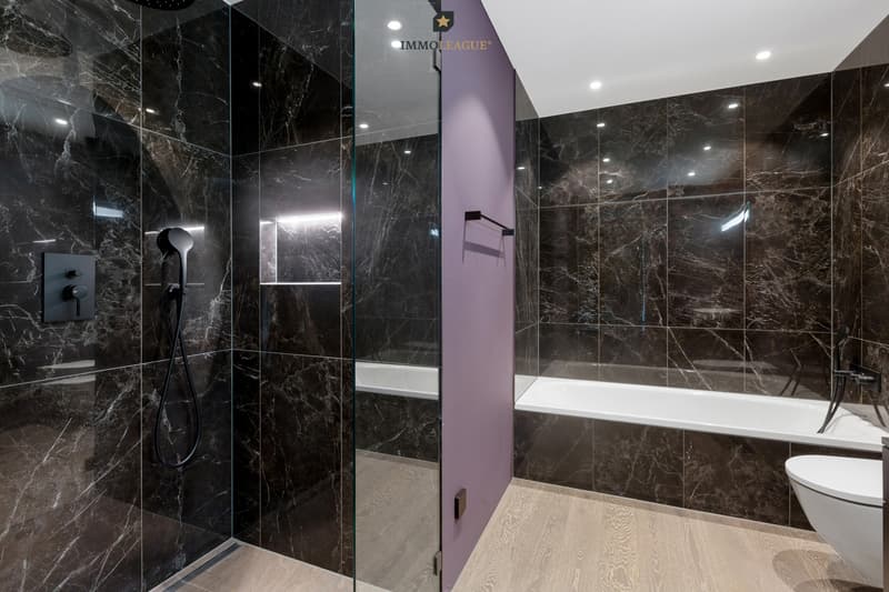 Wellness für zu Hause: Ob entspannt in der Badewanne oder unter der Regendusche - dieses Bad bietet beides. Dunkler Marmor sorgt für luxuriöses