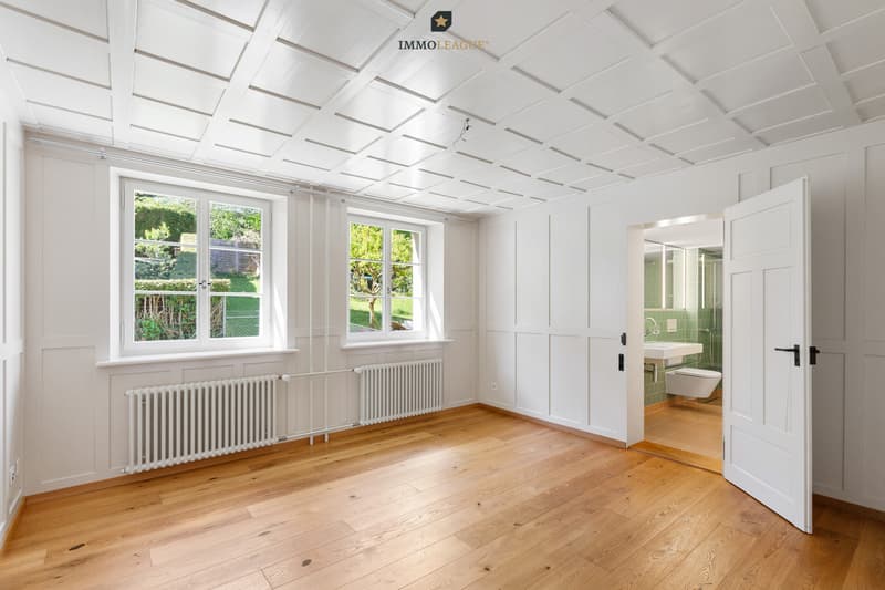 Die hellen, freundlichen Zimmer mit natürlichem Holz vermitteln Wärme und Geborgenheit. Ein Ort, an dem man sich vom ersten Moment an zuhause fühlt.