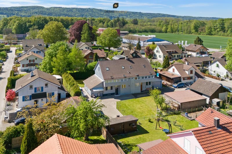 Ruhiges Wohnen in naturnaher, familienfreundlicher Umgebung: Ein gepflegtes, frisch renoviertes Zuhause mit viel Privatsphäre.
