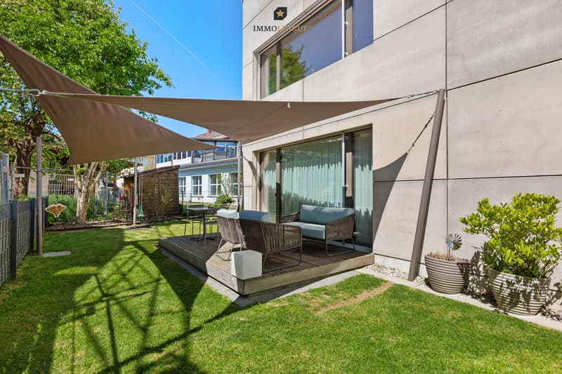 Sitzplatz und Garten bieten grosszügig Platz für entspannte Stunden draussen.