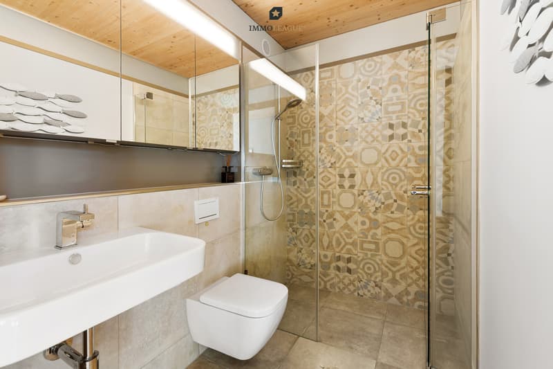 Das hochwertige Bad im Erdgeschoss mit Dusche und WC ergänzt das Raumangebot.