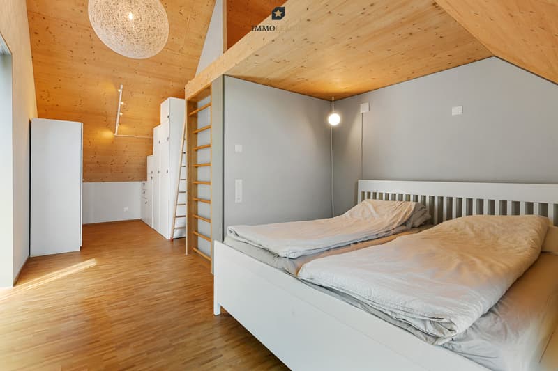 Das Schlafzimmer mit Galerie bietet vielseitige Nutzungs-optionen. Die unterschiedlichen Ebenen eröffnen spannende Perspektiven.