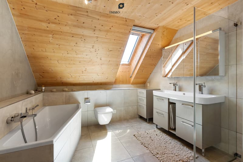 Badewanne und Dusche sorgen im Bad für täglichen Komfort. Hochwertige Materialien verleihen dem Raum eine edle Note.