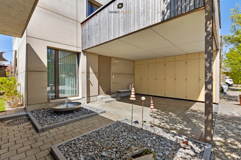 Viel Stauraum dank grosszügiger Schränke und separatem Veloraum. Zwei Carportplätze sowie bis zu drei Aussenstellplätze stehen zur Verfügung.