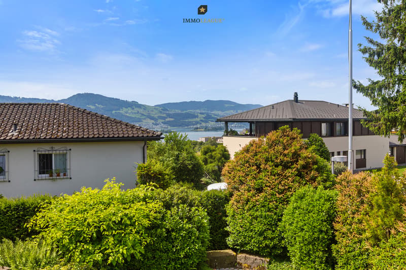Traumhafte Aussicht vom Masterbedroom auf die idyllische Umgebung und die beeindruckende Weitsicht.