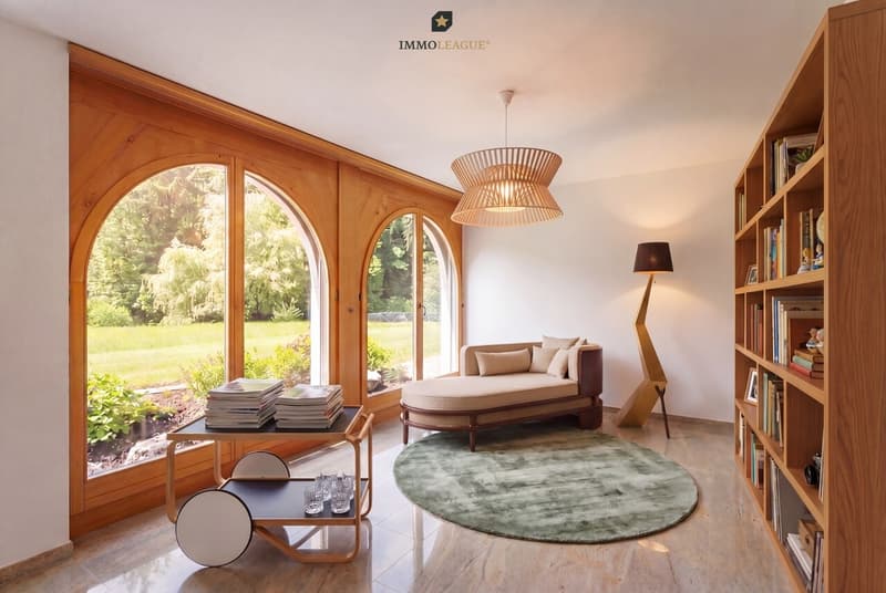 Der edle, helle Boden reflektiert das Licht, während die schönen Rundbogen-fenster eine malerische Sicht in den Garten freigeben.
