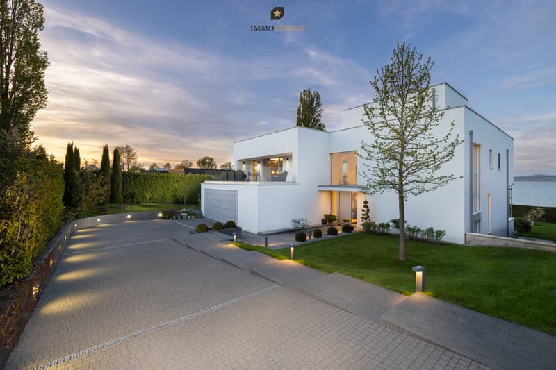 Die kunstvolle Beleuchtung setzt die Luxusvilla auch am Abend perfekt in Szene.