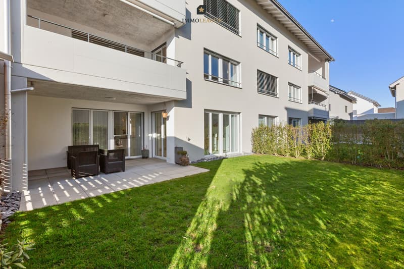 Der weitläufige Aussenbereich lädt zum Verweilen ein. Der gedeckte Sitzplatz bietet Schutz an heissen Tagen und an kühleren Abenden im Freien.