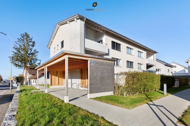 Ein stimmiges Gesamtpaket: Die neuwertige Bausubstanz, der weit-läufige Privatgarten unterstreichen den bleibenden Wert dieser Gartenwohnung.