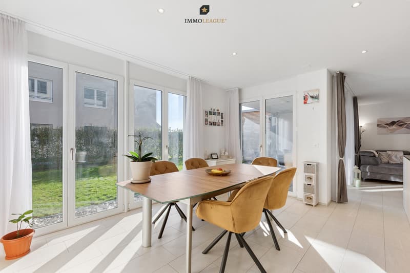 Einladend und hell: Der Essbereich grenzt ideal an die Küche an und wird durch den direkten Zugang zur Terrasse zum Herzstück für gemeinsame Mahlzeiten