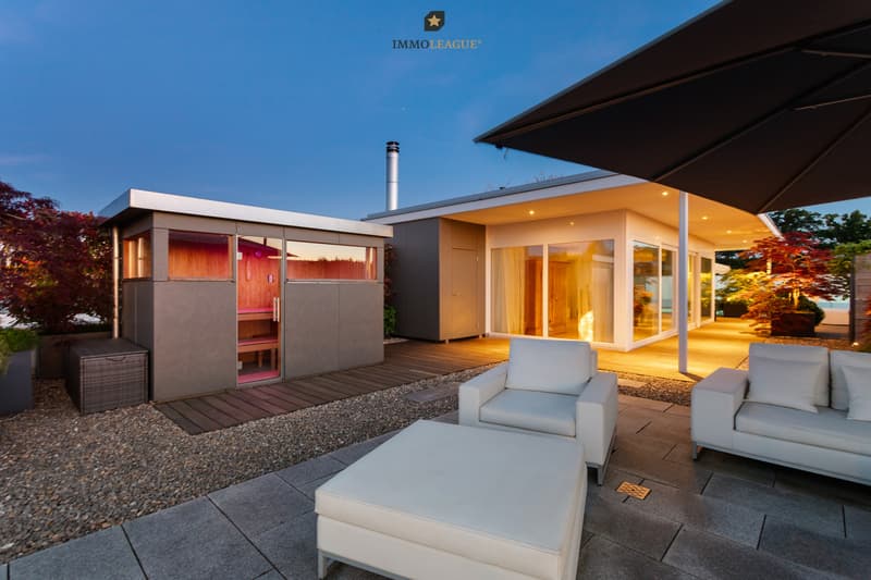 Wellness mit Tiefenwirkung: Die Sauna mit Blick bis zum Bodensee unterstreicht den privaten Spa-Charakter.