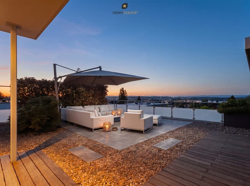Erfrischendes Azurblau, warmes Holz und stimmungsvolle Loungebereiche kreieren ein exklusives Resort-Ambiente über den Dächern der Stadt.