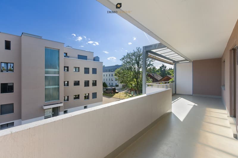 Der überdachte Balkon lässt sich zu jeder Jahreszeit nutzen und verfügt über einen Sonnenschutz sowie viel Platz.