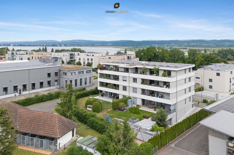 Die moderne Brettsperrholz-Bauweise sorgt für ein natürliches Raumklima und verbindet Nachhaltigkeit mit zeitgemässer Architektur.