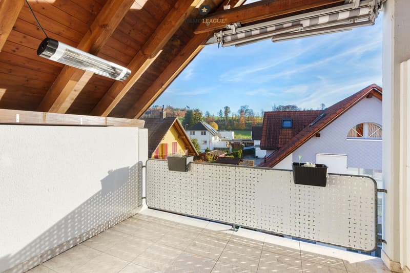 Balkon mit erhöhter Deckenhöhe.