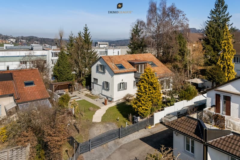 Schönes weitläufiges Grundstück mit hohem Umschwung.
