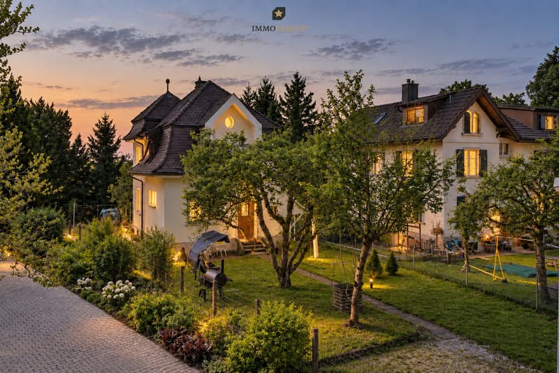 Historisches Flair macht das Haus zu einem echten Blickfang. Gestalten Sie im weitläufigen Garten Ihr ganz persönliches Paradies.
