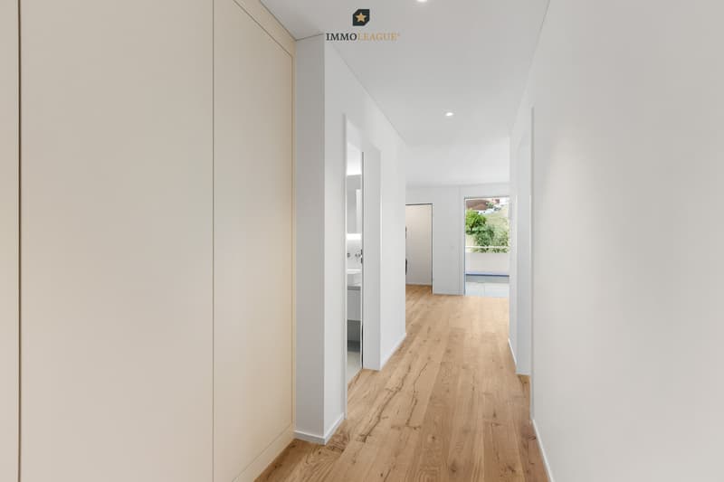 Elegante Einbauschränke schaffen Ordnung, hochwertiges Eichenparkett bringt Wärme in den Raum.