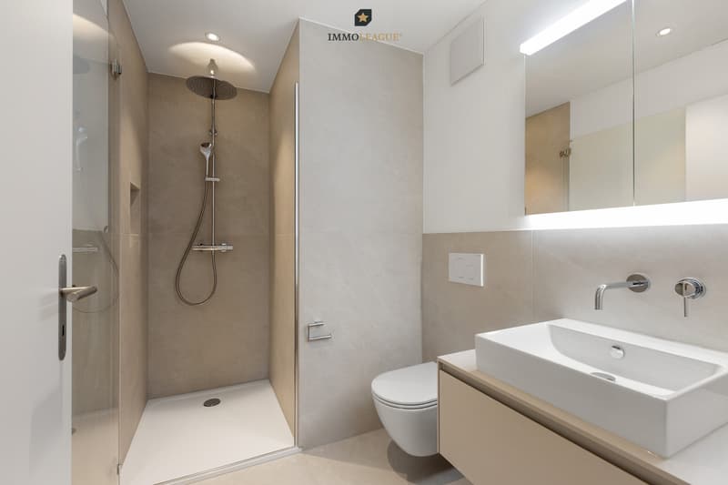 Modernes Badezimmer mit hochwertiger Ausstattung, klaren Linien und stilvollen Materialien, die eine elegante und angenehme Atmosphäre schaffen.